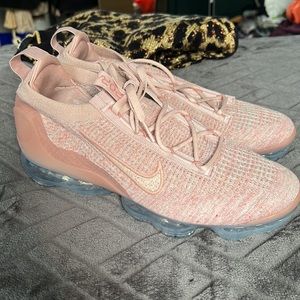 NWOT NIKE VAPORMAX FLYKNIT PINK SIZE 11